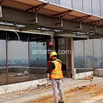 Teknisi melakukan Instalasi Kabel FO di gedung bertingkat