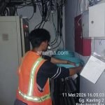 Teknisi melakukan instalasi kabel fiber optik