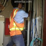 Teknisi melakukan instalasi kabel fo