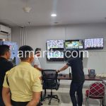 Teknisi Melakukan Maintenance Di Ruang Kontrol CCTV