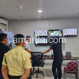 Teknisi Melakukan Maintenance Di Ruang Kontrol CCTV