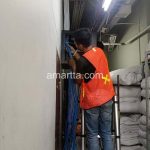 Teknisi melakukan Tarik Kabel FO