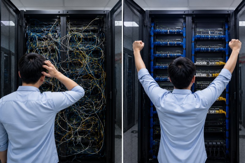 Orang pertama di sebelah kiri pusing melihat server berantakan. Orang kedua di sebelah kanan bahagia melihat server yang rapi.