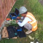 Teknisi melakukan test kabel fiber optik