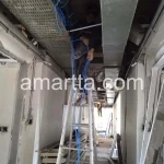 teknisi melakukan penarikan kabel lan di plafon