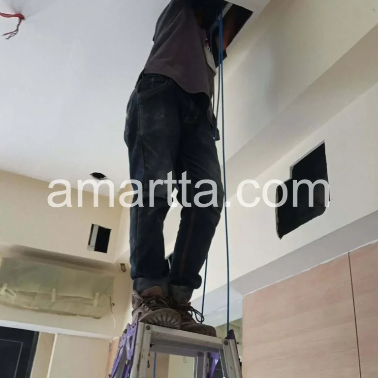 teknisi memasang kabel lan pada plafon ruangan hotel