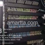 kabel data dengan label warna warni tersusun rapi di rak server