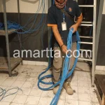 teknisi melakukan penarikan kabel lan