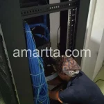 teknisi melakukan penarikan kabel lan di ruang server