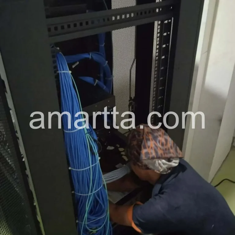 teknisi melakukan penarikan kabel lan di ruang server
