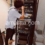 Teknisi melakukan perapihan kabel lan di rack server