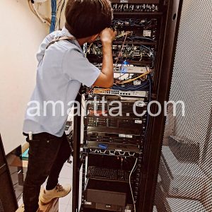 Teknisi melakukan perapihan kabel lan di rack server