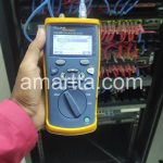 teknisi melakukan tes pada kabel data di rak server