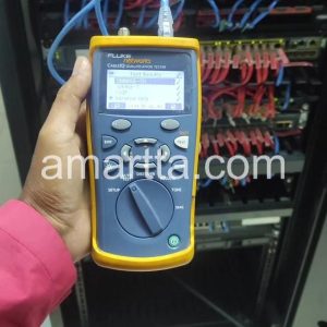 teknisi melakukan tes pada kabel data di rak server