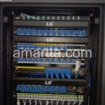 rack server dengan kabel data yang rapi dengan label