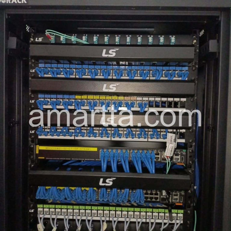 rack server dengan kabel data yang rapi dengan label