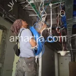 teknisi memasang kabel lan pada plafon kantor