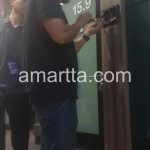 Teknisi melakukan instalasi access control