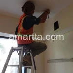 Teknisi melakukan Penarikan Kabel CCTV di plafon
