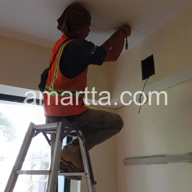 Teknisi melakukan Penarikan Kabel CCTV di plafon