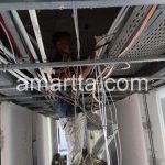 teknisi melakukan penarikan kabel multipair pabx melalui plafon gedung