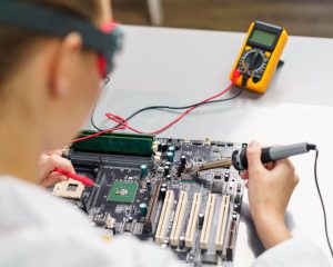 Jasa Instalasi Fiber Optik: Penarikan Kabel FO, Splicing, dan Test OTDR