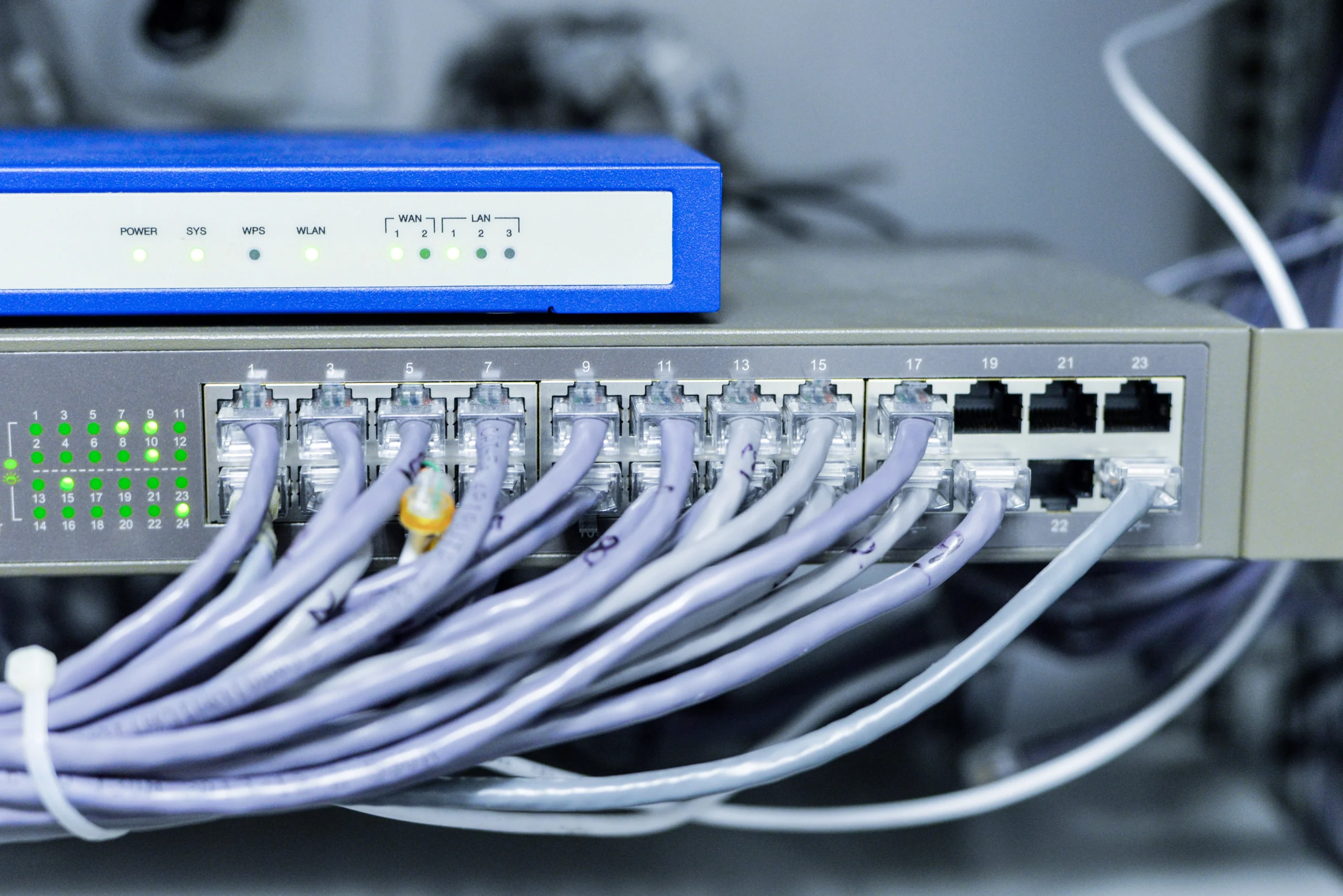 Switch jaringan dengan kabel LAN tertata di rack server, pekerjaan jasa relokasi jaringan kantor Amartta